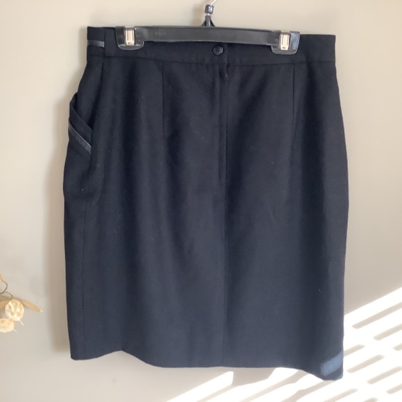Vintage wool skirt with faux leather trim - Picture 8 of 9